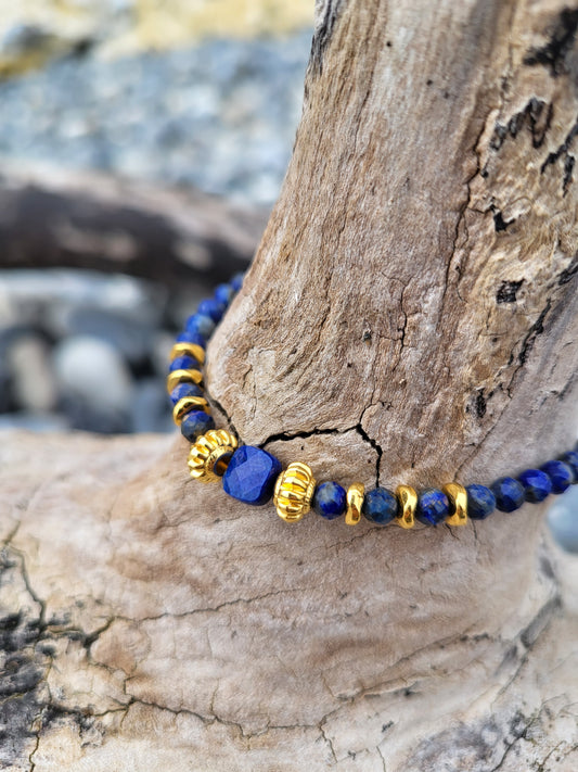 Empower - Lapis Lazuli armbånd med forgyldte charms