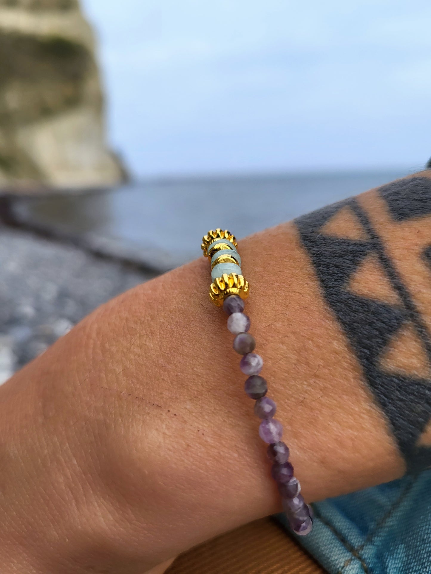 Shanti - Amazonit og Ametyst armbånd med forgyldte charms