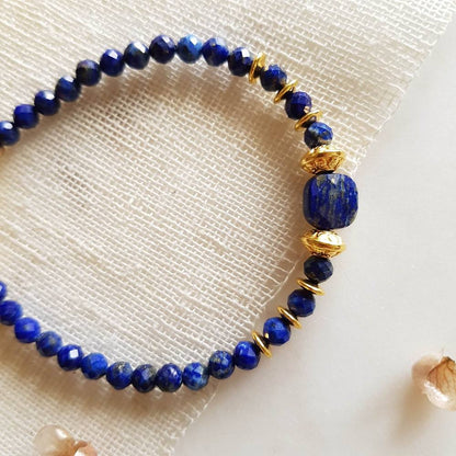 Empower - Lapis Lazuli armbånd med forgyldte charms